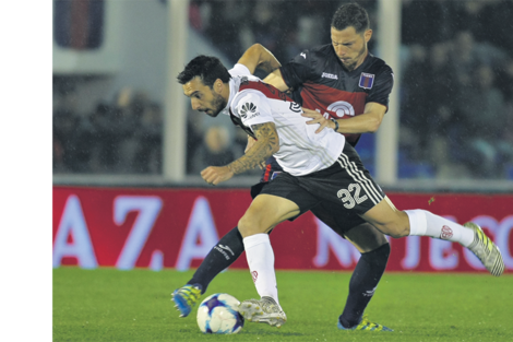 Ignacio Scocco, encargado de marcar el gol de River, deja en el camino a un adversario. (Fuente: DyN)