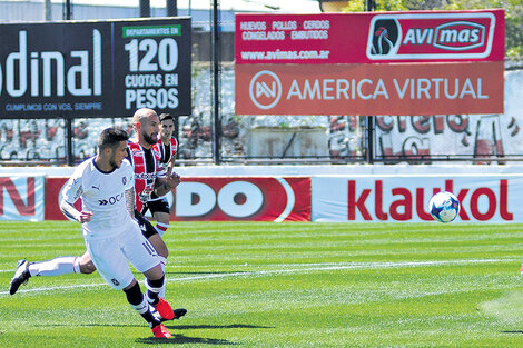 Bustos remata para anotar el 1-1, a los 10 minutos, en San Martín. (Fuente: Julio Martín Mancini)