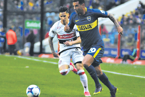El colombiano Cardona apenas jugó 15 minutos y dejó a sus compañeros con un hombre menos.