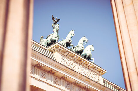 La Puerta de Brandeburgo, en el final de Unter den Linden y el comienzo del Tiergarten.