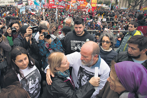 La madre y el hermano de Santiago Maldonado, en un abrazo antes del acto que convocó a unas 100 mil personas, según los organizadores.