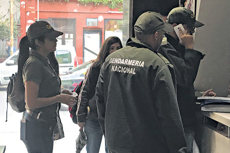 Efectivos de la Gendarmería durante el sorpresivo allanamiento realizado ayer en los estudios que comparten Radio 10 y Radio Pop.