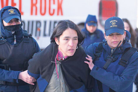 Romina Jones Huala en el momento de su detención en San Carlos de Bariloche. (Fuente: Alejandra Bartoliche)