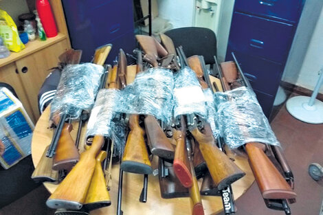 El apoderado de Cambiemos tenía armas de distinto tipo y calibre y también gran cantidad de municiones. (Fuente: DyN)