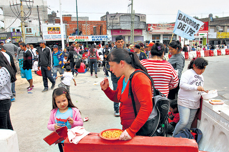 La olla popular se realizó frente al Obelisco. (Fuente: DyN)