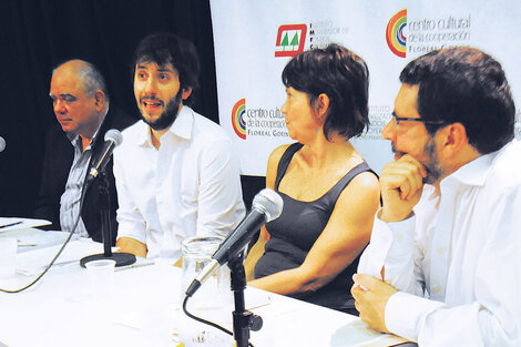 Santiago O’Donnell y Tomás Lukin, autores del libro, junto a Mercedes Marcó del Pont y Alfredo Zaiat. (Fuente: Rafael Yohai)