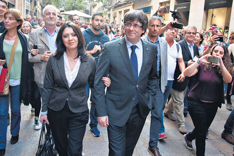 El presidente cesado de la Generalitat de Cataluña, Carles Puigdemont, acompañado por su esposa. (Fuente: EFE)