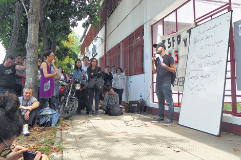 La asamblea en el Instituto 35 Vicente D’Ambrano, de Monte Grande. (Fuente: Julieta Kraft)