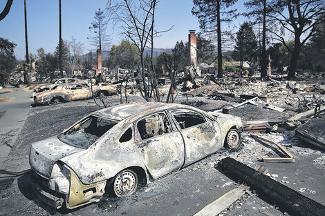 Autos calcinados en Tubbs, condado de Napa, uno de los focos más virulentos y preocupantes. (Fuente: AFP)