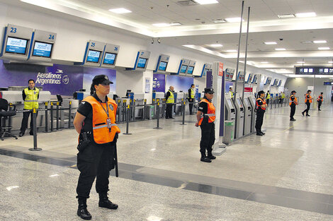 Ni personal ni pasajeros: lo que más hubo en los mostradores de Aerolíneas-Austral fueron policías.