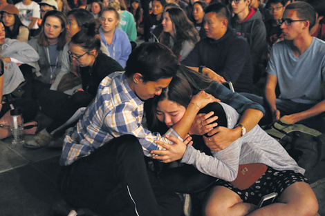 “Corrí hasta que sentí un tiro en la espalda y caí”, contó una joven. (Fuente: EFE)