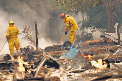 Más de mil bomberos trabajan para combatir los 17 focos activos en ocho condados. (Fuente: EFE)