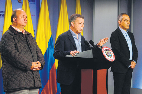 Santos (centro) anunció la tregua con el ELN junto al ministro de Defensa y el comisionado por la Paz. (Fuente: AFP)