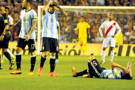 Gago, tirado en el césped de la Bombonera, tras romperse los ligamentos. (Fuente: Julio Martín Mancini)