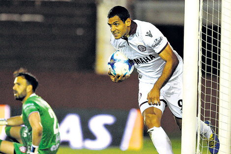 Sand festeja el primero de sus dos goles. (Fuente: DyN)