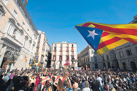 Varios cientos de independentistas celebraron el discurso de Carles Puigdemont. (Fuente: EFE)