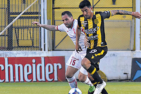 Costa intenta sacarse la marca de González. Huracán ganó en Bahía Blanca. (Fuente: Fotobaires)