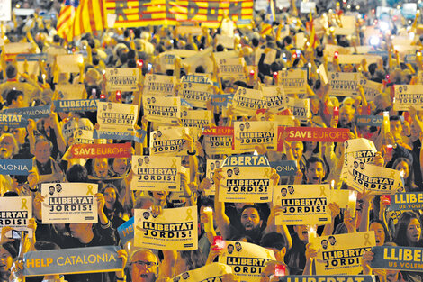 Las calles del centro de Barcelona se cubrieron de manifestantes independentistas. (Fuente: AFP)