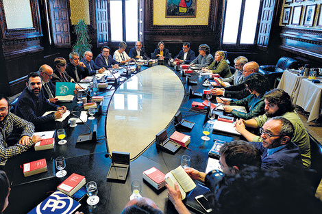 El parlamento catalán decidirá el jueves su respuesta a la suspensión de la autonomía regional. (Fuente: AFP)