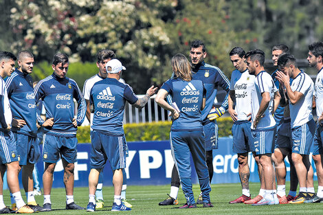 El DT y su ayudante de campo dialogan con el grupo de suplentes en Ezeiza. (Fuente: DyN)