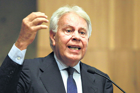 Felipe González dijo que fue un error judicializar la crisis en vez de apelar a la política.