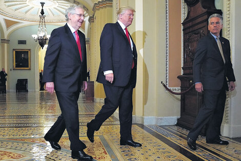 Trump llegó a la reunión con la bancada republicana junto al senador Mitch McConnell. (Fuente: AFP)