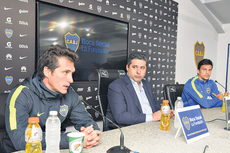 El Mellizo en conferencia junto al presidente Angelici y el zaguero Vergini. (Fuente: Télam)