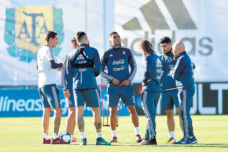 Sampaoli habla. Di María, Mercado y Banega escuchan. (Fuente: DyN)