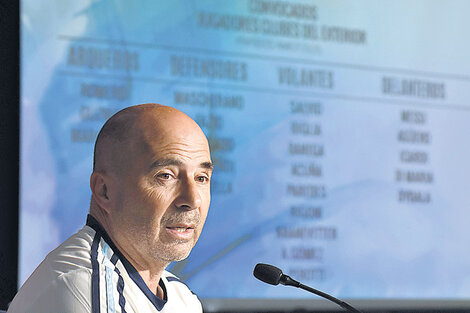 Sampaoli ayer en el predio de Ezeiza, donde dio la lista de convocados. (Fuente: DyN)