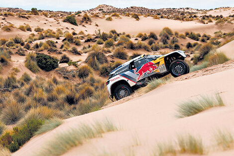 Stephane Peterhansel con Peugeot fue el ganador de la accidentada edición de este año.