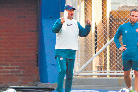 Claudio Biaggio ensaya una jugada de pelota parada, con Fernando Belluschi de lanzador.