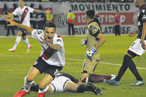 Scocco festeja la apertura del marcador, con Andrada arrodillado en el pasto. (Fuente: Alejandro Leiva)