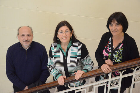 Graciela Scharovsky (en el medio) junto a otros dos investigadores del equipo de Medicina.