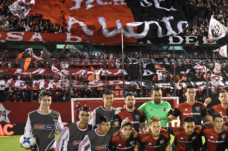 La bandera negra con la leyenda "La banda de J.J" luce en la popular del Coloso.