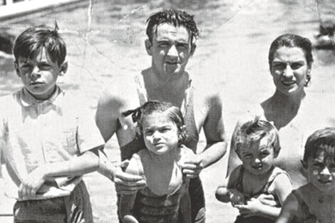 Celia de la Serna con su esposo Ernesto y cuatro de sus hijos, 1936. El Che Guevara a la izquierda.