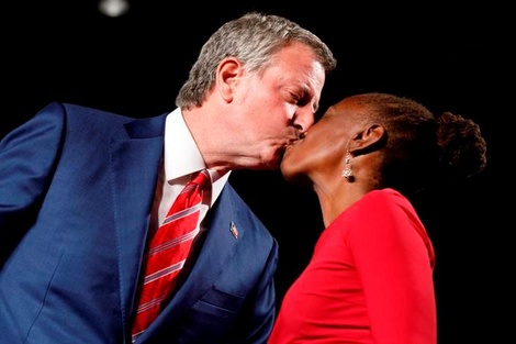 Bill De Blasio besa a su esposa al confirmarse su reelección en Nueva York.