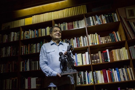 Ramírez, en su casa de Managua, junto a una estatua de Don Quijote y Sancho,tras conocer la noticia del premio.