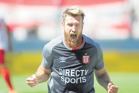 Jonathan Schunke a grito pelado para festejar el único tanto de Estudiantes. (Fuente: Fotobaires)