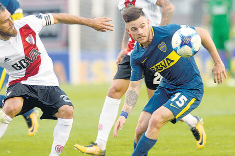 Ponzio lucha por la pelota frente a Nández en el mediocampo. (Fuente: DyN)