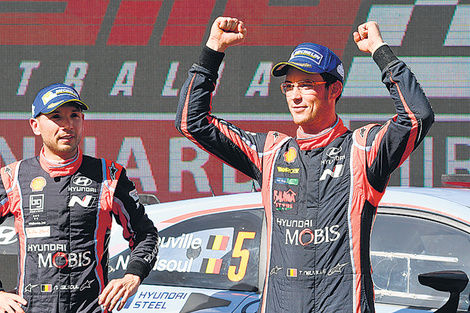 Neuville y su copiloto Gilsoul festejan en Australia.