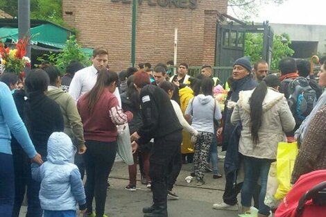 El cacheo a la entrada del cementerio de Flores.