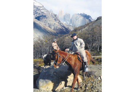 Cabalgata al Mirador del Cerro Paine; atrás las formaciones que dan nombre al parque. (Fuente: Julián Varsavsky)