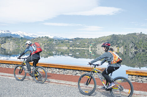 Paseo en mountain bike hacia el Mirador de las Antenas, en Villa Pehuenia.