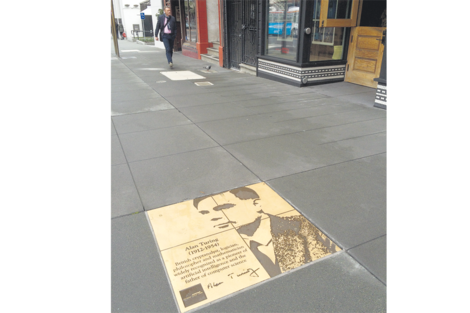 Placa de bronce en homenaje a Alan Turing en el Rainbow Walk of Fame. (Fuente: Graciela Cutuli)