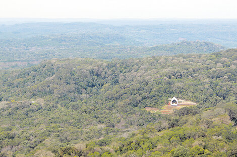 La pequeña capilla contrasta con la inmensidad de la selva que la rodea.