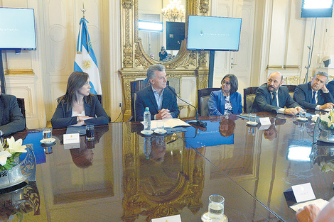 El presidente Mauricio Macri recibió a los gobernadores en torno a una mesa y rodeado por las cámaras oficiales.