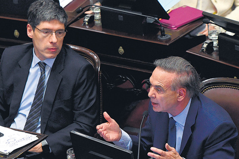 El jefe del bloque de senadores del PJ, Miguel Angel Pichetto, en el debate junto a Juan Manuel Abal Medina.