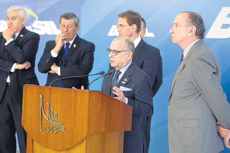 Jorge Faurie, canciller argentino, junto a sus pares del Mercosur y el representante de la Comisión Europea.