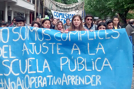 Los gremios docentes denuncian que los pretenden tomar como ejecutores del ajuste a la educación pública.