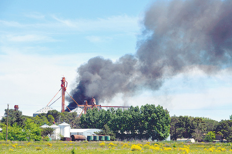 Los vecinos se reunieron el 5, al día siguiente del incendio.